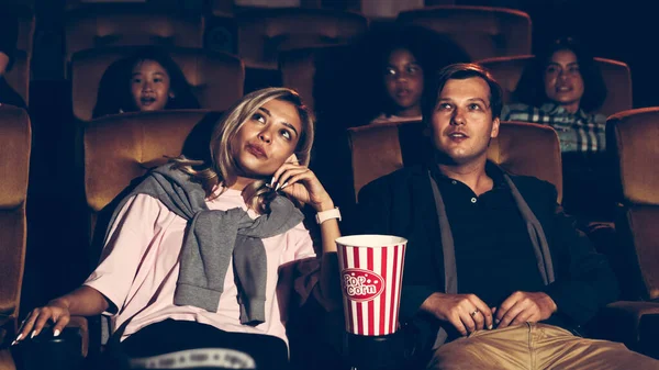 Público Caminando Los Asientos Cine Viendo Películas Comiendo Palomitas Maíz — Foto de Stock