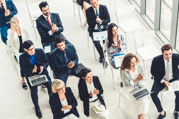 Bir grup iş adamı seminer konferansında toplanıyor. Seyirciler, çalışanların eğitim seanslarındaki eğitmenleri dinliyor. Uzman konuşmacı ile ofis çalışanları toplantısı .