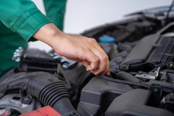 Mão Mecânica Profissional Fornecendo Serviço Reparação Manutenção Automóveis Garagem Automóvel — Fotografia de Stock