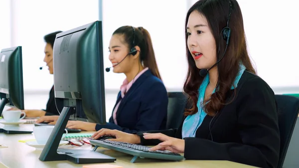 Geschäftsleute Mit Headset Arbeiten Büro Entfernte Kunden Oder Kollegen Unterstützen — Stockfoto