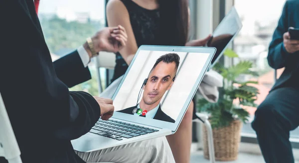 视频通话组的商务人士在虚拟工作场所或远程办公室见面 使用智能视频技术通过远程工作电话会议与专业企业的同事进行沟通 — 图库照片