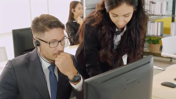 Geschäftsleute Mit Headset Arbeiten Büro Entfernte Kunden Oder Kollegen Unterstützen — Stockfoto