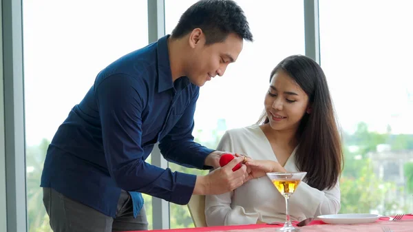 Pareja Romántica Dando Regalo Amante Restaurante Estilo Vida Feliz Pareja —  Fotos de Stock