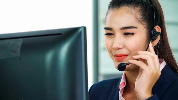 Gente Negocios Que Usa Auriculares Trabajando Oficina Para Apoyar Clientes —  Fotos de Stock