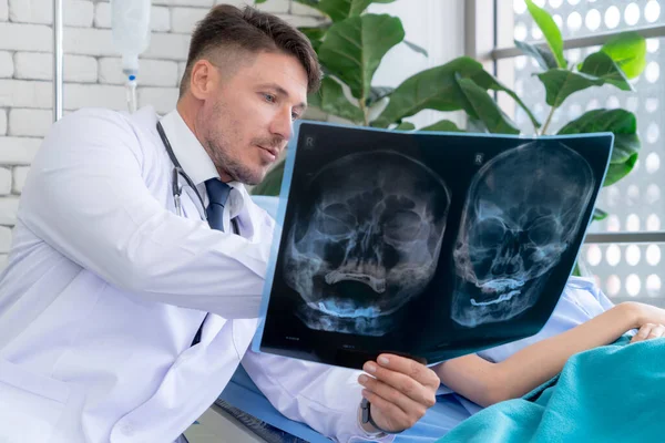 Doktor Profesionální Uniformě Vyšetřuje Pacienta Nemocnici Nebo Lékařské Klinice Zdravotní — Stock fotografie