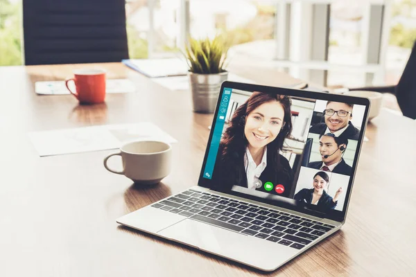 视频呼叫商务人士在虚拟工作场所或远程办公室见面 使用智能视频技术通过远程工作电话会议与专业企业的同事进行沟通 — 图库照片