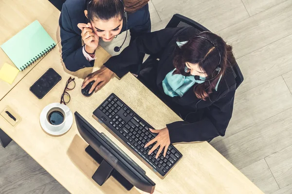 Les Gens Affaires Portant Casque Vue Haut Dans Bureau Travaillant — Photo