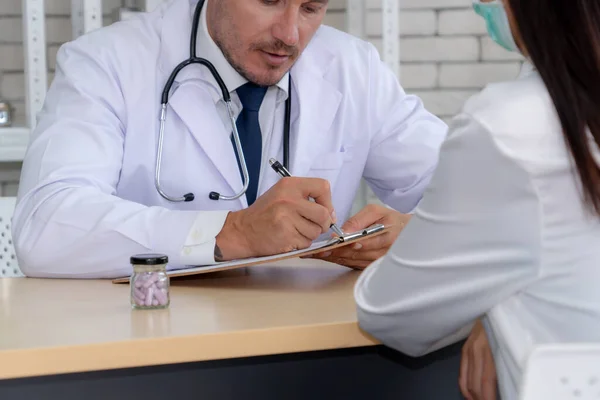 Medico Uniforme Professionale Che Esamina Paziente Ospedale Clinica Medica Concetto — Foto Stock