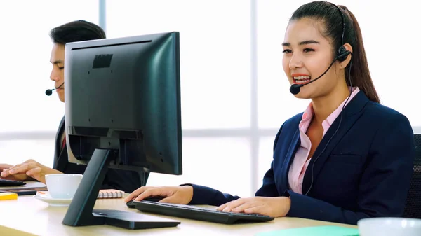 Geschäftsleute Mit Headset Arbeiten Büro Entfernte Kunden Oder Kollegen Unterstützen — Stockfoto