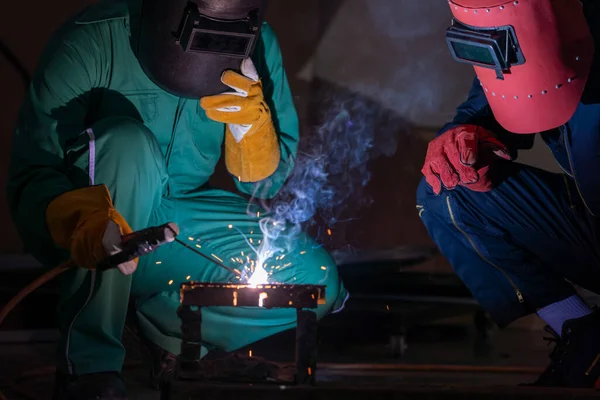 Las Obras Acero Soldadura Del Metal Usando Máquina Eléctrica Soldadura —  Fotos de Stock