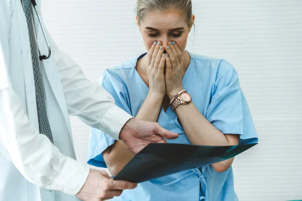 Läkare Och Missnöjd Patient Sjukhus Eller Läkarmottagning Begreppet Felbehandling Och — Stockfoto