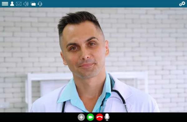 의사가 통화로 의료와 서비스를 합니다 컴퓨터 화면에 비추어 온라인 프로그램 — 스톡 사진