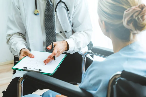 Läkare Professionell Uniform Som Undersöker Patienten Sjukhus Eller Läkarmottagning Koncept — Stockfoto