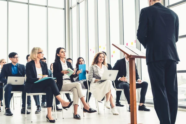 Grupo Empresarios Reunidos Una Conferencia Seminario Audiencia Escuchando Instructor Sesión — Foto de Stock