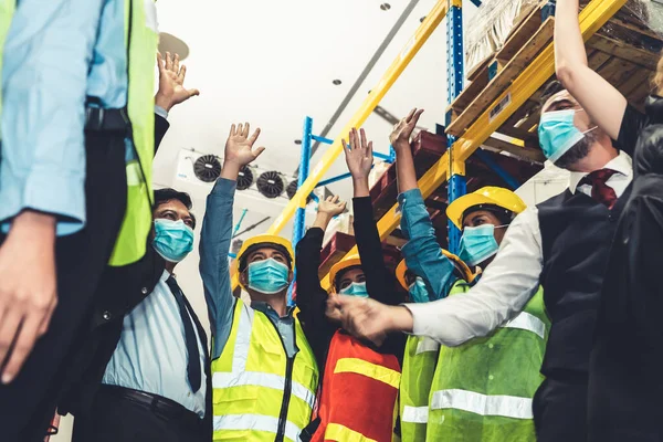 Kelompok Pekerja Industri Pabrik Yang Bekerja Dengan Masker Wajah Untuk — Stok Foto