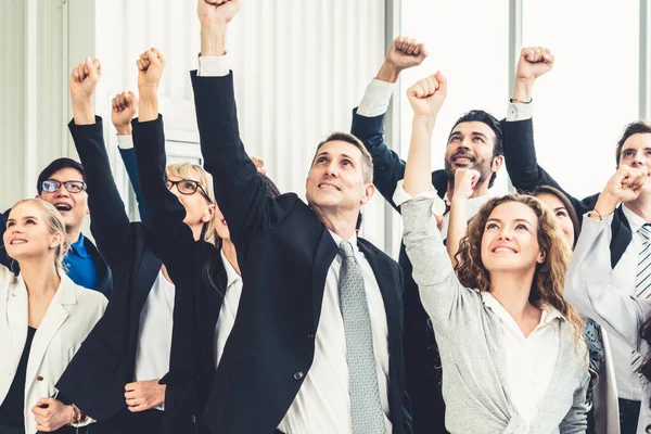 Erfolgreiche Geschäftsleute Die Zusammenstehen Zeigen Eine Starke Beziehung Zur Arbeitergemeinschaft — Stockfoto