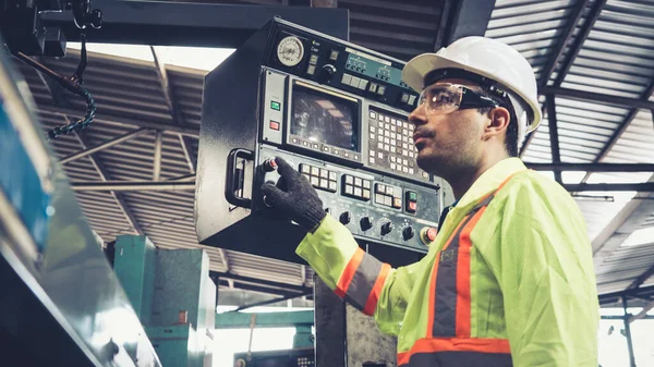 Trabajador Fábrica Inteligente Utilizando Máquina Taller Fábrica Concepto Industria Ingeniería —  Fotos de Stock