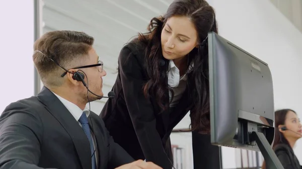 Geschäftsleute Mit Headset Arbeiten Büro Entfernte Kunden Oder Kollegen Unterstützen — Stockfoto