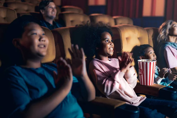 Gente Guarda Film Cinema Attività Ricreative Gruppo Concetto Intrattenimento — Foto Stock