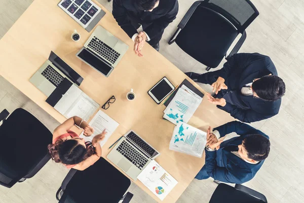 Succesvolle Zakenmensen Vieren Samen Met Vreugde Kantoor Tafel Schot Van — Stockfoto