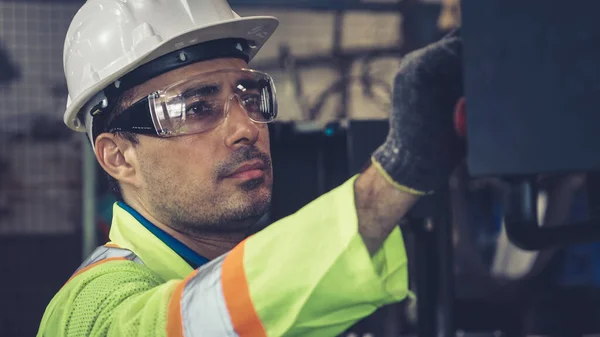 Smart Fabriksarbetare Med Maskin Fabriksverkstad Industri Och Ingenjörskoncept — Stockfoto