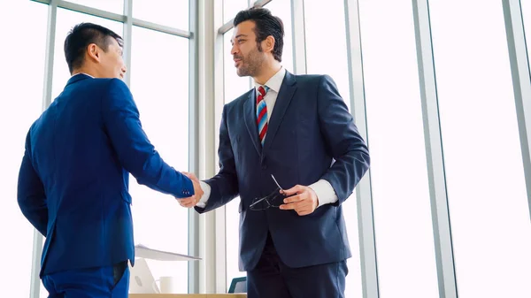 Handshake Pessoas Negócios Escritório Corporativo Mostrando Acordo Profissional Contrato Negócio — Fotografia de Stock