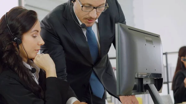 Gente Negocios Que Usa Auriculares Trabajando Oficina Para Apoyar Clientes —  Fotos de Stock