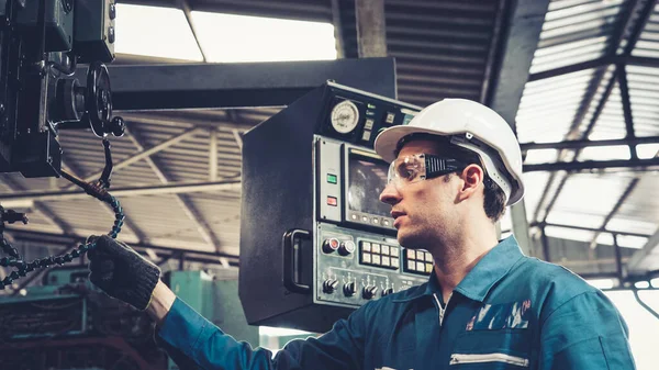 Smart Fabriksarbetare Med Maskin Fabriksverkstad Industri Och Ingenjörskoncept — Stockfoto