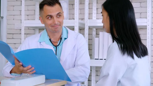 Médico Uniforme Profesional Examinando Paciente Hospital Clínica Médica Concepto Servicio — Foto de Stock