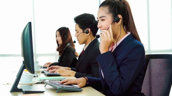 Geschäftsleute Mit Headset Arbeiten Büro Entfernte Kunden Oder Kollegen Unterstützen — Stockfoto