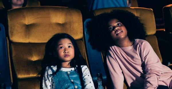 三个孩子在电影院里玩得很开心 很喜欢看电影 — 图库照片