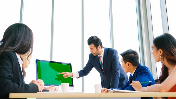 Gente Negocios Sala Conferencias Con Pantalla Verde Croma Key Computadora — Foto de Stock