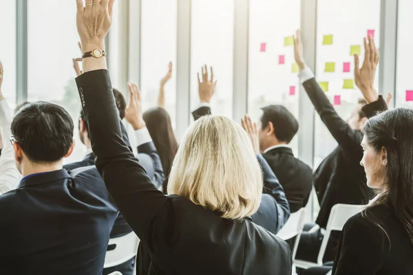 Groep Van Zakenmensen Vergaderen Een Seminar Conferentie Publiek Luisteren Naar — Stockfoto