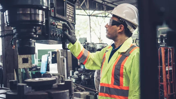 Trabajador Fábrica Inteligente Utilizando Máquina Taller Fábrica Concepto Industria Ingeniería —  Fotos de Stock