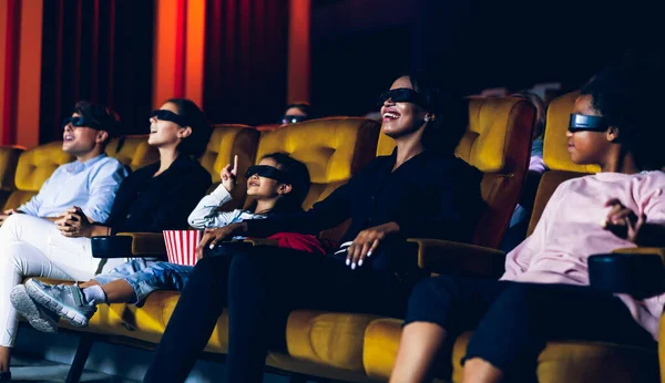 Grupo Pessoas Assistir Filme Com Óculos Cinema Com Interesse Olhando — Fotografia de Stock