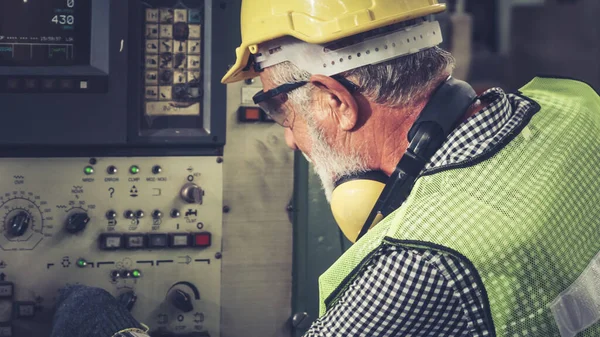 Senior Fabriksarbetare Eller Ingenjör Närbild Porträtt Fabriken Industri Och Ingenjörskoncept — Stockfoto