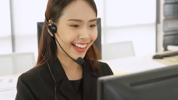 Geschäftsleute Mit Headset Arbeiten Büro Entfernte Kunden Oder Kollegen Unterstützen — Stockfoto