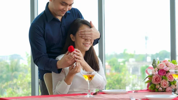 Romantisches Paar Beschenkt Liebhaber Restaurant Lebensstil Glücklicher Paare — Stockfoto