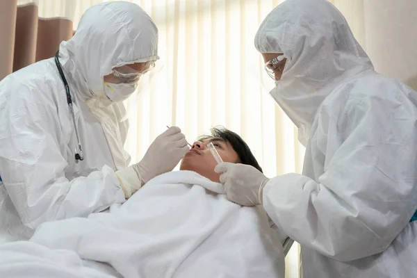 Médico Obtiene Una Muestra Hisopo Nasofaríngeo Para Analizar Infección Por —  Fotos de Stock