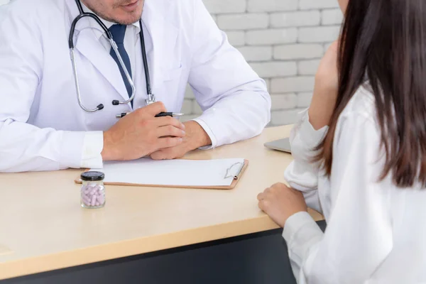 Medico Uniforme Professionale Che Esamina Paziente Ospedale Clinica Medica Concetto — Foto Stock