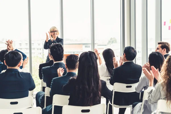 Bir grup iş adamı seminer konferansında toplanıyor. Seyirciler, çalışanların eğitim seanslarındaki eğitmenleri dinliyor. Uzman konuşmacı ile ofis çalışanları toplantısı .