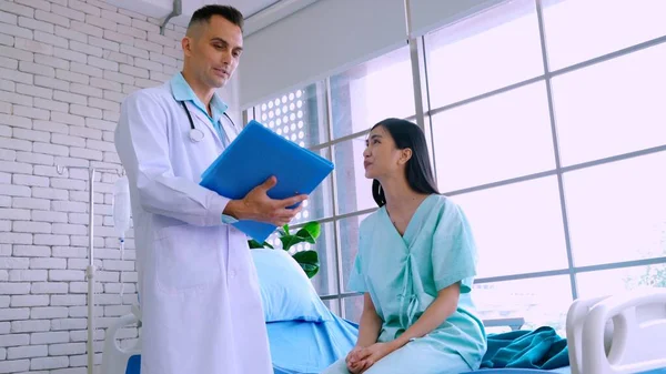 Médico Uniforme Profesional Examinando Paciente Hospital Clínica Médica Concepto Servicio — Foto de Stock