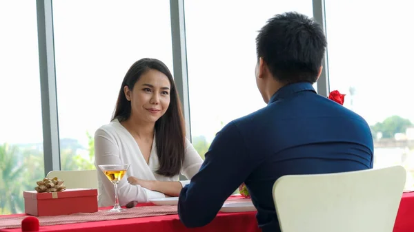 Glückliches Romantisches Paar Beim Mittagessen Restaurant Ehejubiläum Und Lebensstil — Stockfoto