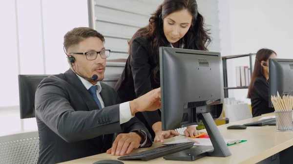 Gente Negocios Que Usa Auriculares Trabajando Oficina Para Apoyar Clientes —  Fotos de Stock