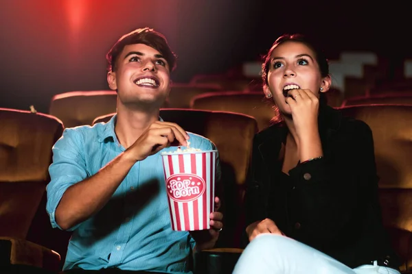 Homem Mulher Assistindo Filme Cinema Cinema Grupo Atividade Recreação Conceito — Fotografia de Stock