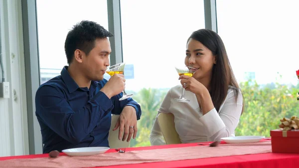 Happy Romantic Couple Eating Lunch Restaurant Couple Anniversary Celebration Lifestyle — Stock Photo, Image