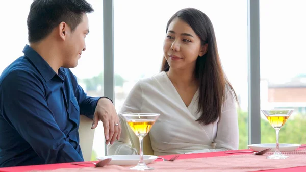 Glückliches Romantisches Paar Beim Mittagessen Restaurant Ehejubiläum Und Lebensstil — Stockfoto