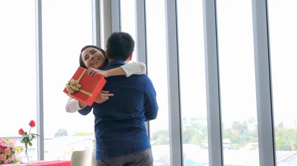 Casal Romântico Dando Presente Amante Restaurante Estilo Vida Feliz Casal — Fotografia de Stock