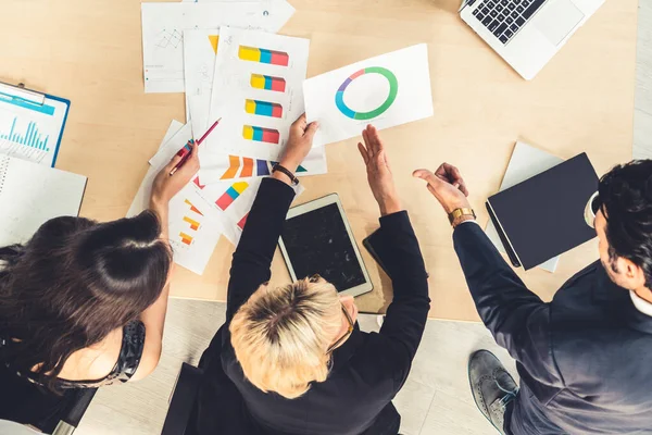 İş adamları grup toplantısı ofiste yukarıdan çekildi. İş kadınları, iş adamları ve ofis çalışanları, proje planlama belgeleriyle takım konferansında toplantı masasında çalışıyorlar. .