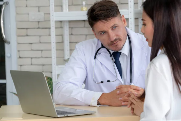 Médico Uniforme Profesional Examinando Paciente Hospital Clínica Médica Concepto Servicio — Foto de Stock